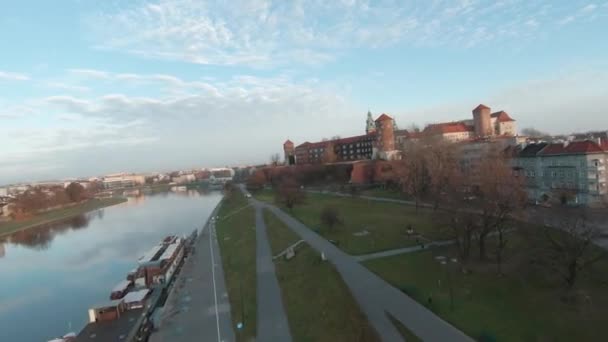 Flight along the embankment of the Vistula River, over the Wawel Castle, panorama of the city on the background, Krakow, Poland — Wideo stockowe