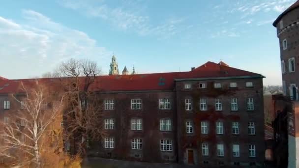 Wawel Kraliyet Kalesi 'ne doğru uçan hava aracı, Krakow, Polonya — Stok video