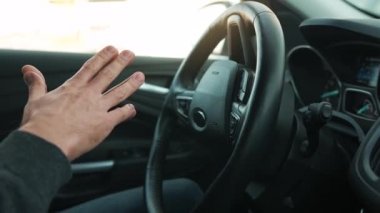 Otomatik otoparkta otopark için otomatik pilot kullanan bir adam yenilikçi bir şekilde araba kullanıyor.