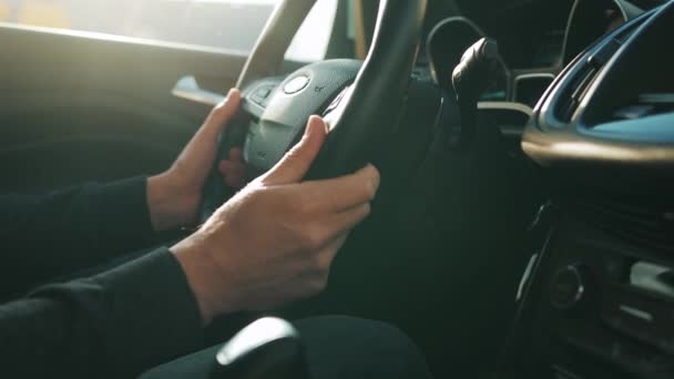 Hombre conduciendo coche a través de un aparcamiento y está buscando un lugar para aparcar y conduce en él — Vídeo de stock