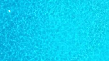 Yüzme havuzunda hafif yansımalı mavi su. Hava görüntüleri