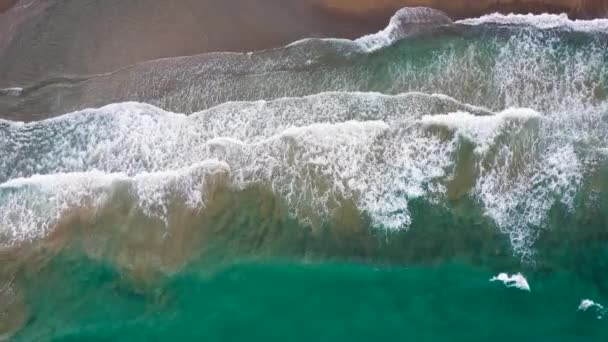 Aerial view of the Mediterranean coast, waves reach the deserted sandy beach. Beautiful vacation and tourism destination in Crete, Greece. — Stock Video