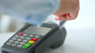 Temassız kredi kartıyla ödeme yapan kadın. Kablosuz para transferi. Kablosuz ödeme