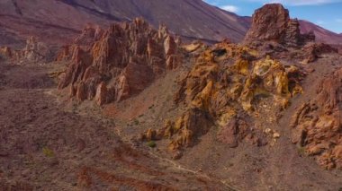 Teide Ulusal Parkı 'nın havadan görünüşü, çöl kayalıkları üzerinde uçuş, Teide volkanı manzarası. Tenerife, Kanarya Adaları