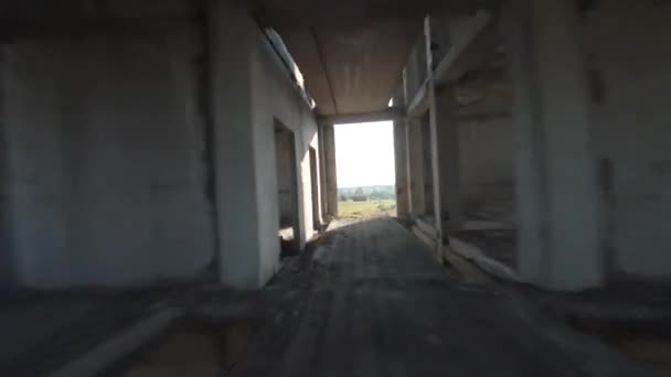 Az FPV drón gyorsan átrepül egy elhagyatott épületen. Poszt-apokaliptikus hely emberek nélkül — Stock videók