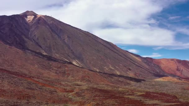 Vista aérea del Parque Nacional del Teide, vuelo sobre una superficie rocosa desértica, vista sobre el volcán del Teide. Tenerife, Islas Canarias — Vídeos de Stock