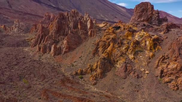 Vista aérea del Parque Nacional del Teide, vuelo sobre una superficie rocosa desértica, vista sobre el volcán del Teide. Tenerife, Islas Canarias — Vídeo de stock