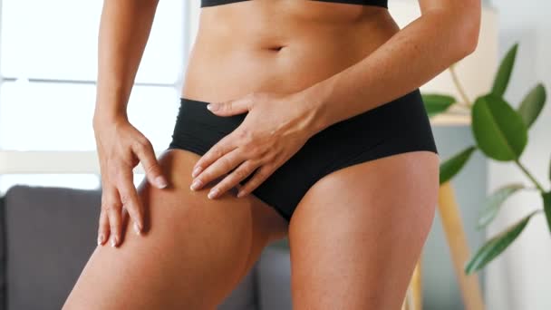 Femme comprimant la peau sur ses jambes vérifiant la cellulite et l'excès de graisse sous-cutanée — Video