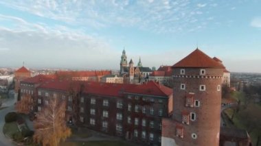 Wawel Kraliyet Kalesi 'ne doğru uçan hava aracı, Krakow, Polonya. FPV insansız hava aracı ile çekildi
