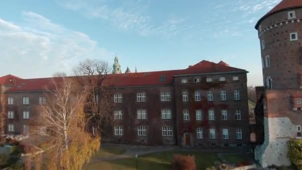 Wawel Kraliyet Kalesi 'ne doğru uçan hava aracı, Krakow, Polonya. FPV insansız hava aracı ile çekildi — Stok video