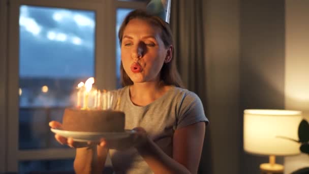 행복 한 흥분 한 여성, 소중 한 소원을 만들고 생일 축하 기념 케이크에 촛불을 불고, 집에서 생일 축하 — 비디오