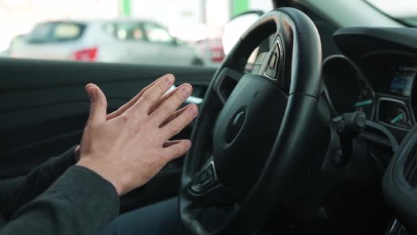 Hombre conduciendo en coche automatizado innovador usando piloto automático de auto-estacionamiento para estacionar en el estacionamiento — Vídeo de stock