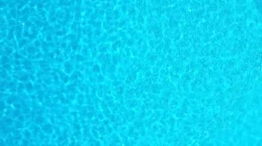 Yüzme havuzunda hafif yansımalı mavi su. Hava görüntüleri