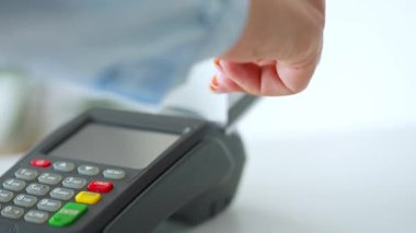 Temassız kredi kartıyla ödeme yapan kadın. Kablosuz para transferi. Kablosuz ödeme