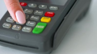 Temassız kredi kartıyla ödeme yapan kadın. Kablosuz para transferi. Kablosuz ödeme