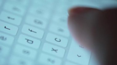 Akıllı telefondan yazı yazan bir kadın eli. Yakın plan. Akşamları akıllı telefonları kullanarak.