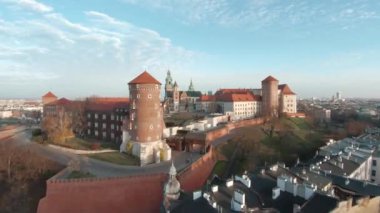 Wawel Kraliyet Kalesi 'ne doğru uçan hava aracı, Krakow, Polonya. FPV insansız hava aracı ile çekildi