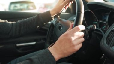 Otoparktan arabayla geçen bir adam park edecek bir yer arıyor ve ona doğru sürüyor.