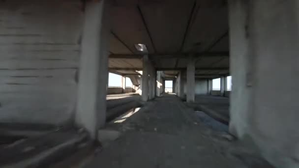 Il drone FPV vola veloce attraverso un edificio abbandonato. Località post-apocalittica senza persone — Video Stock