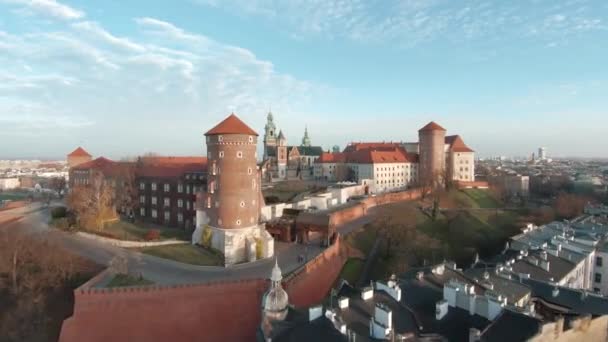 Wawel Kraliyet Kalesi 'ne doğru uçan hava aracı, Krakow, Polonya. FPV insansız hava aracı ile çekildi — Stok video