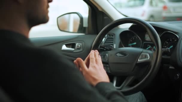 Seorang pengemudi mobil otomatis yang inovatif menggunakan autopilot parkir sendiri untuk parkir di tempat parkir. Pandangan belakang dari belakang bahu pengemudi — Stok Video