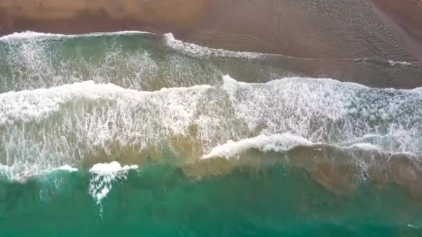 Vista aérea de la costa mediterránea, las olas llegan a la playa de arena desierta. Hermosas vacaciones y destino turístico en Creta, Grecia. — Vídeos de Stock