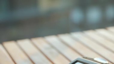 Akıllı telefondan yapılan temassız ödeme. Kablosuz ödeme konsepti. Yakın plan, kadın banka terminalindeki siparişi ödemek için akıllı telefon nakitsiz cüzdan teknolojisi kullanıyor..