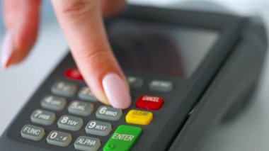 Temassız kredi kartıyla ödeme yapan kadın. Kablosuz para transferi. Kablosuz ödeme. Yavaş çekim