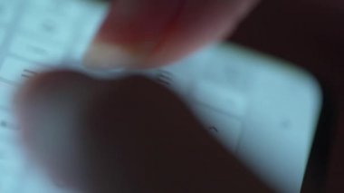 Akıllı telefondan yazı yazan bir kadın eli. Yakın plan. Akşamları akıllı telefonları kullanarak.