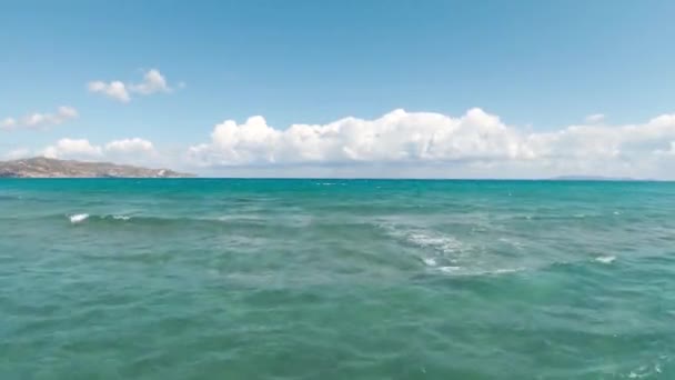 Vuelo rápido desde la costa por encima de la superficie sobre la superficie del agua. Hermosa costa mediterránea azul, Creta, Grecia — Vídeos de Stock
