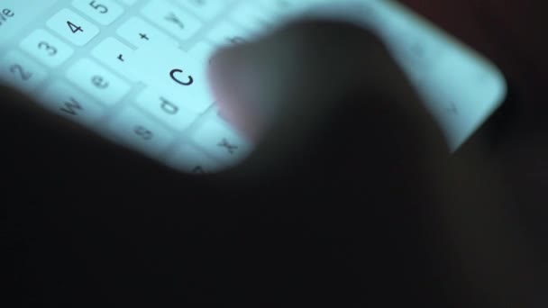 Manos femeninas escribiendo texto en el primer plano del smartphone. Usando el teléfono inteligente de cerca en la noche — Vídeos de Stock