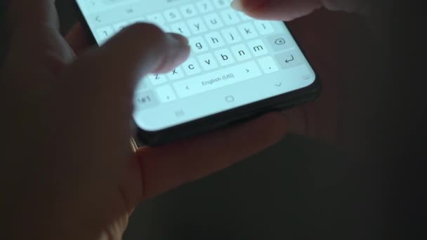 Kobiece ręce wpisujące tekst na smartfonie z bliska. Korzystanie ze smartfona z bliska wieczorem — Wideo stockowe
