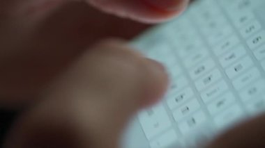 Akıllı telefondan yazı yazan kadın elleri yakın plan.