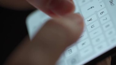 Akıllı telefondan yazı yazan kadın elleri yakın plan.