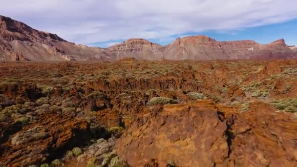 Vista aérea do Parque Nacional Teide, voo sobre uma superfície rochosa do deserto. Tenerife, Ilhas Canárias — Vídeo de Stock