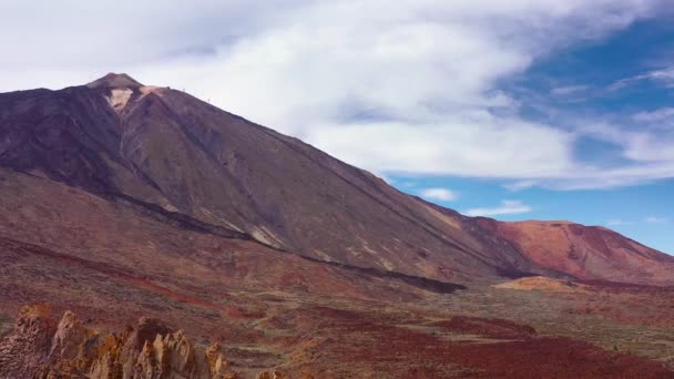Повітряний вид на Національний парк Тейде, політ над пустельною кам'янистою поверхнею, вид на вулкан Тейде. Тенерифе (Канарські острови) — стокове відео