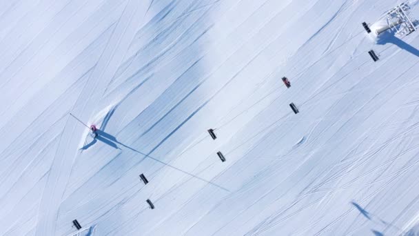 Top down vy över skidliften och banan under vintersäsongen — Stockvideo