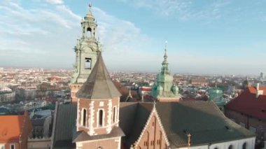 Wawel Kraliyet Kalesi 'ne doğru uçan hava aracı, Krakow, Polonya. FPV insansız hava aracı ile çekildi