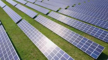 Güneşli yaz gününde güneş panellerinin üzerinden uçmak. Ekolojik yenilik.