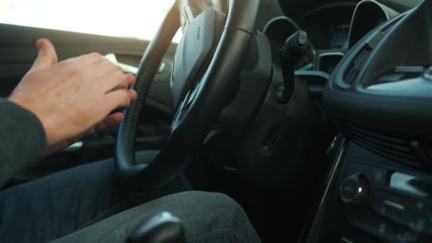 Seorang pengemudi mobil otomatis yang inovatif menggunakan autopilot parkir sendiri untuk parkir di tempat parkir — Stok Video
