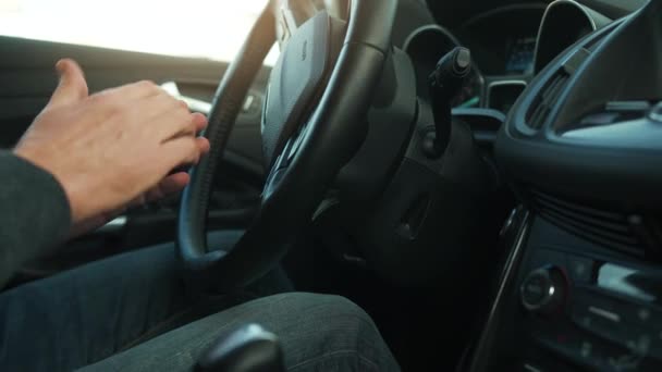 Homem dirigindo em carro automatizado inovador usando piloto automático de auto-estacionamento para estacionamento no estacionamento — Vídeo de Stock