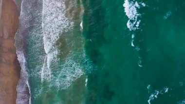 Akdeniz kıyılarının hava manzarası, dalgalar ıssız kumsala ulaşıyor. Yunanistan 'ın Girit kentinde güzel bir tatil ve turizm beldesi.