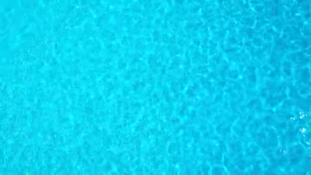 Blaues Wasser im Schwimmbad mit Lichtreflexen. Luftaufnahmen — Stockvideo
