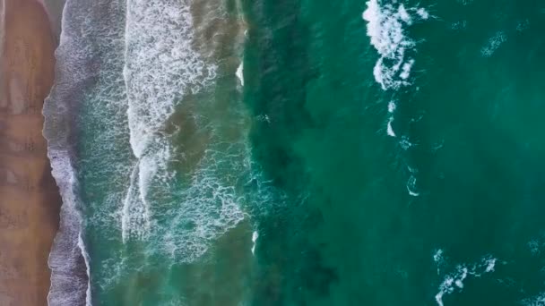 Légi kilátás nyílik a Földközi-tenger partján, hullámok elérik az elhagyatott homokos strandon. Gyönyörű nyaralás és turisztikai célpont Kréta, Görögország. — Stock videók
