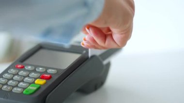 Temassız kredi kartıyla ödeme yapan kadın. Kablosuz para transferi. Kablosuz ödeme