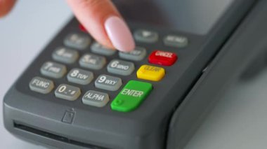 Temassız kredi kartıyla ödeme yapan kadın. Kablosuz para transferi. Kablosuz ödeme