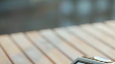 Akıllı telefondan yapılan temassız ödeme. Kablosuz ödeme konsepti. Yakın plan, kadın banka terminalindeki siparişi ödemek için akıllı telefon nakitsiz cüzdan teknolojisi kullanıyor..
