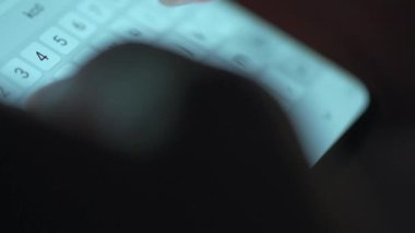 Akıllı telefondan yazı yazan bir kadın eli. Yakın plan. Akşamları akıllı telefonları kullanarak.