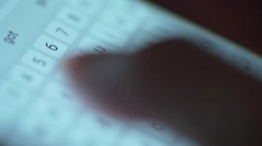 Akıllı telefondan yazı yazan bir kadın eli. Yakın plan. Akşamları akıllı telefonları kullanarak.