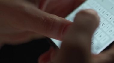 Akıllı telefondan yazı yazan kadın elleri yakın plan.